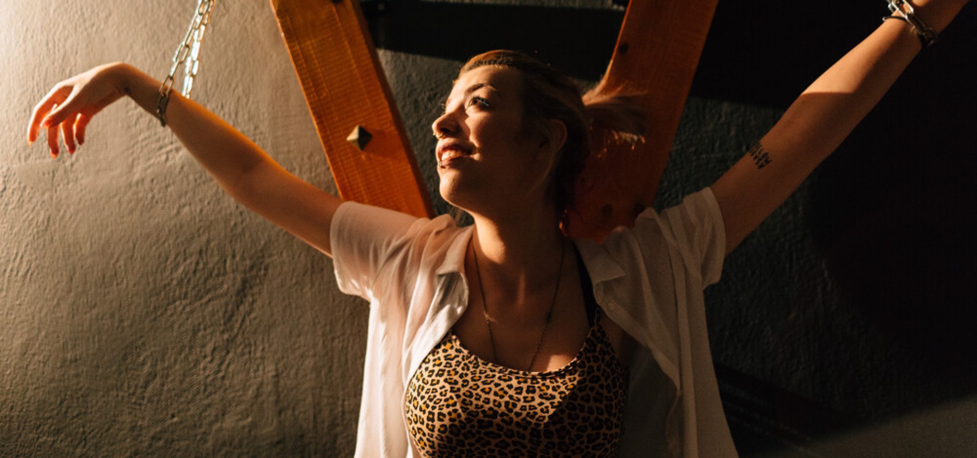 Μέσα στο πρώτο ενοικιαζόμενο BDSM dungeon της Αθήνας