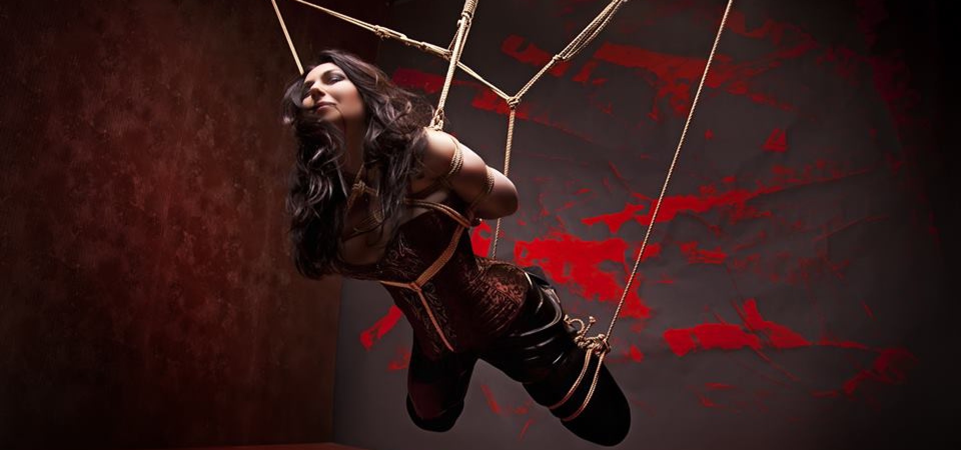 Οι «Πενήντα  αποχρώσεις του... Νέουσταντ» με «πινελιές» από την Τέχνη του ιαπωνικού sex bondagee