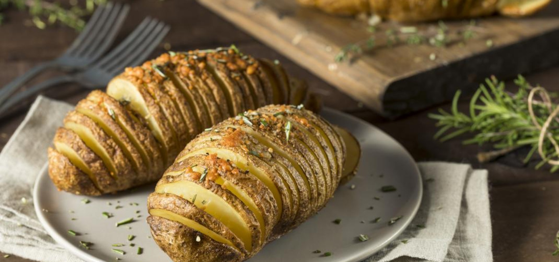 Πατάτες φούρνου Hasselback: Η σουηδική συνταγή για τις πατάτες που σίγουρα πρέπει να δοκιμάσεις