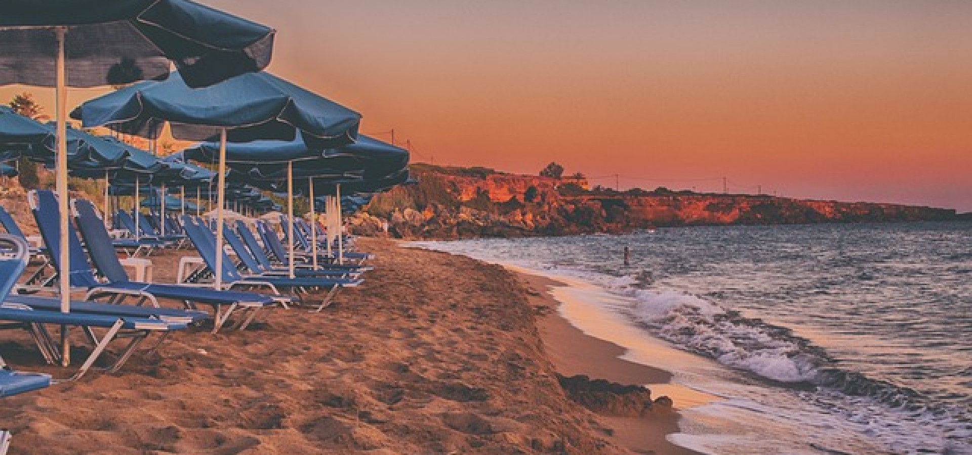 «Στα ύψη» οι τιμές στις παραλίες – 90 ευρώ για μια ξαπλώστρα στο Σούνιο