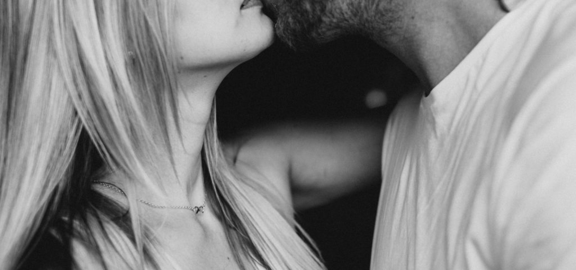 Cuckolding: Η νέα μόδα στο σεξ που θέλει τους άντρες… κερατάδες