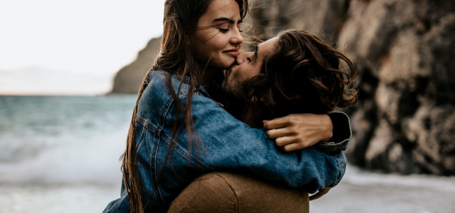 Αυτες ειναι οι αγκαλιες που κανουν καθε κοπελα να λιωνει, οταν την κραταει το αγορι της!