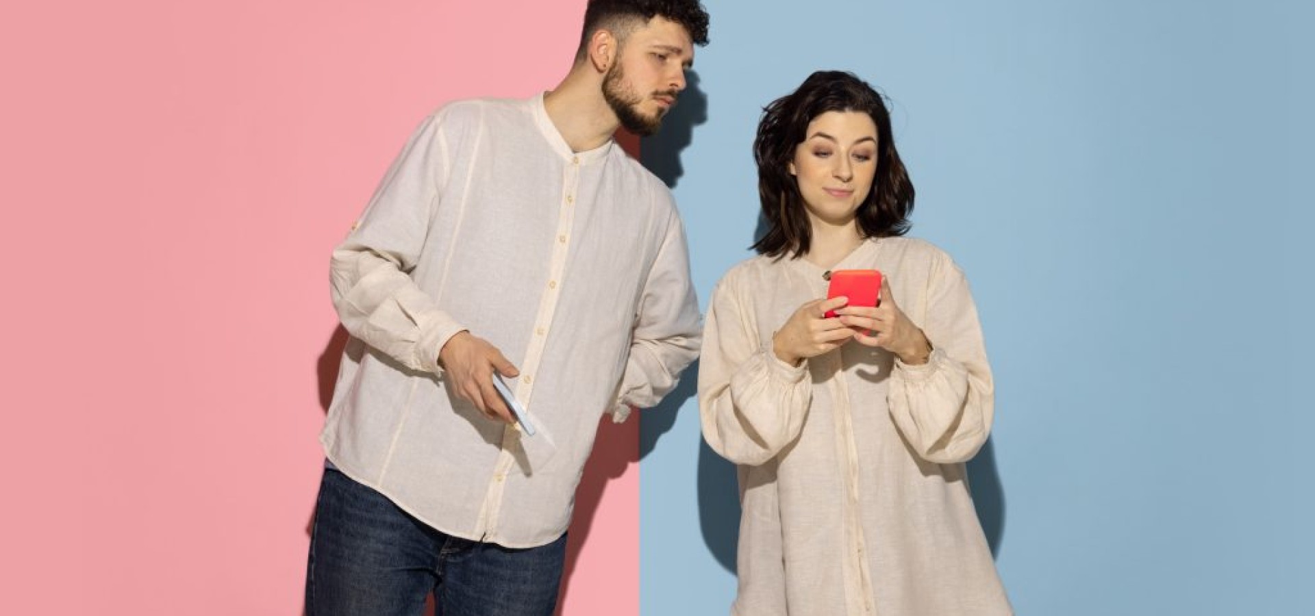 Είναι τελικά κακό να ψάχνουμε το κινητό του συντρόφου μας; Ειδικοί απαντούν