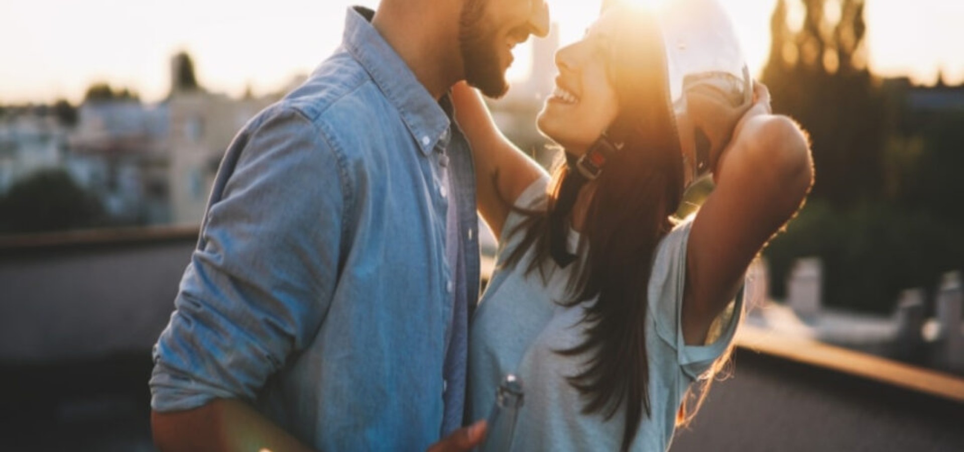 Σημάδια ότι σου κάνει micro flirting με σκοπό το σεξ