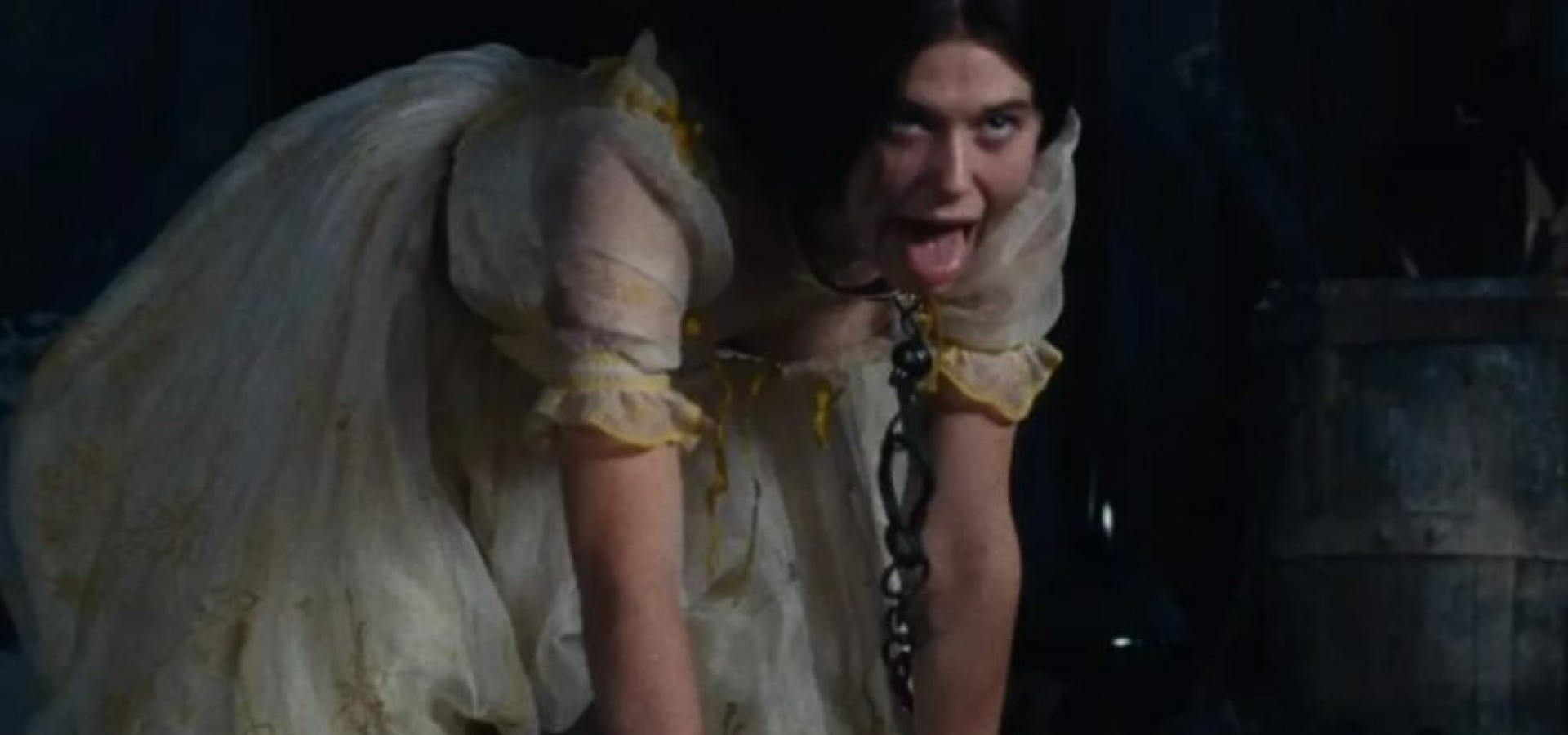 Ανεμοδαρμένα Ύψη: Μια σκηνή με κολάρο προκαλεί την BDΣΜ πλευρά μας