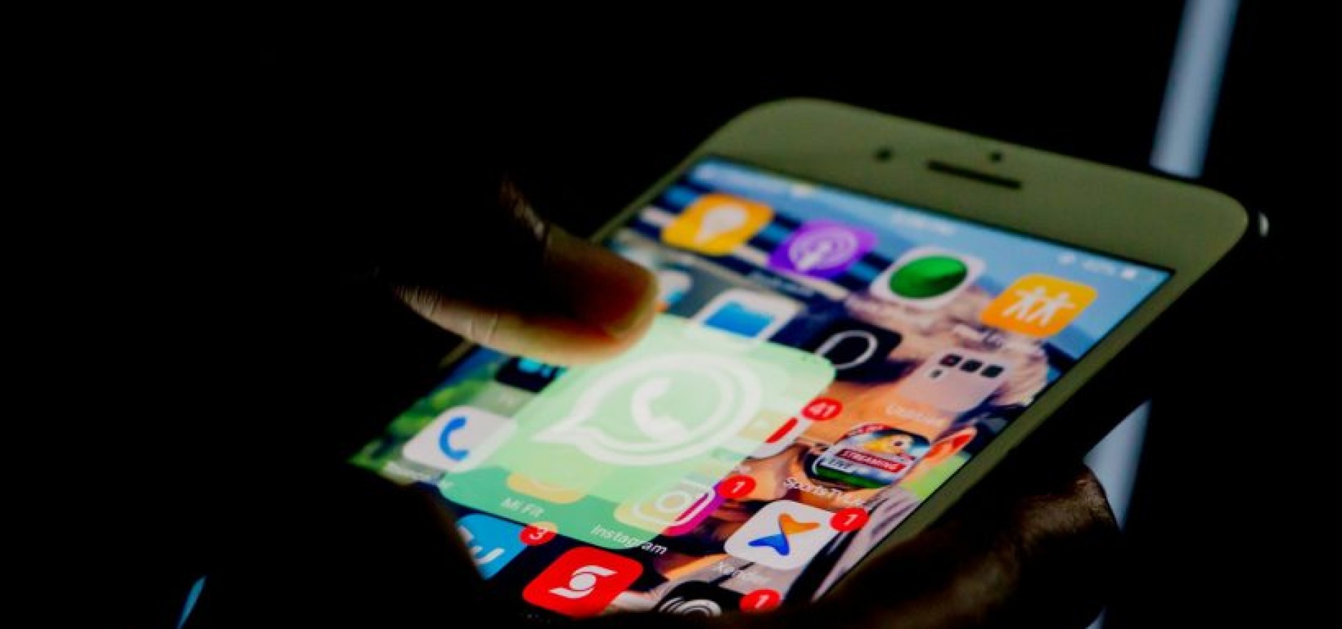 Το διαβ0λάκι των social media που τρυπάει την εμπιστοσύνη στις σχέσεις
