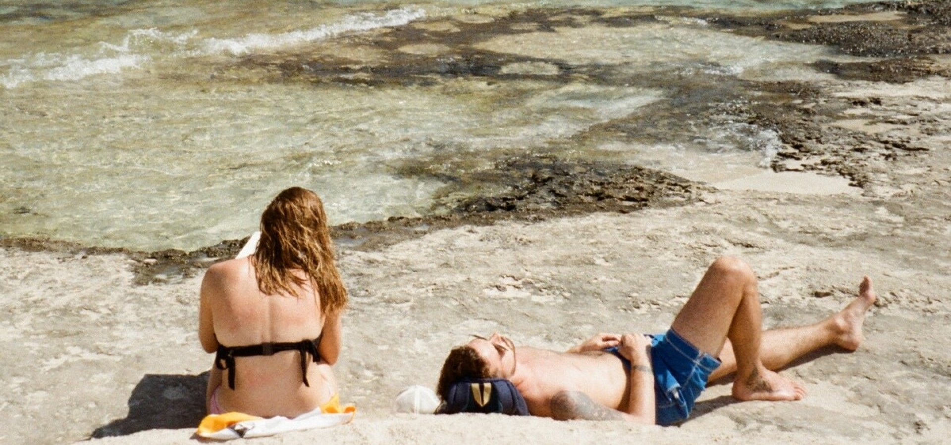 «Με θέα θάλασσα» είναι το relationship trend για λιγότερους καβγάδες στις διακοπές