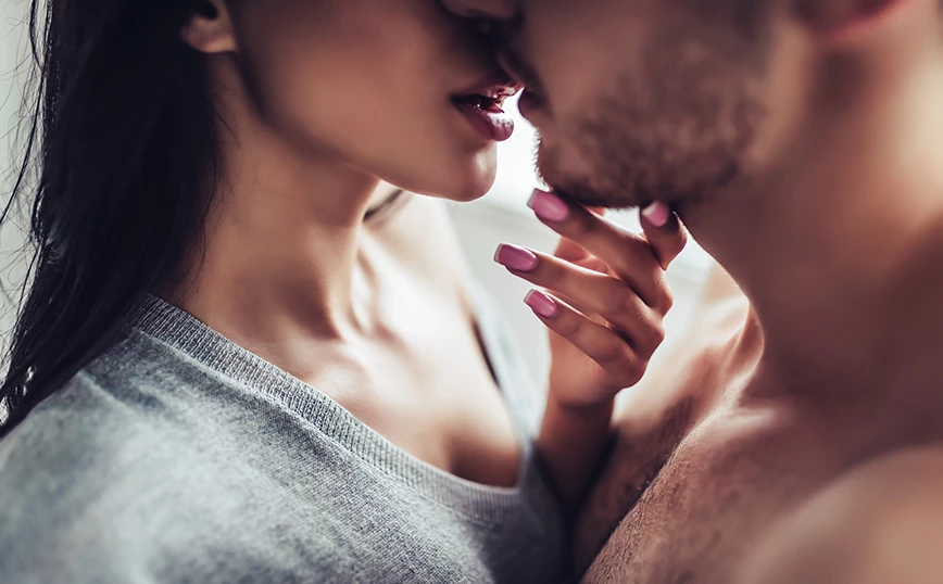 Soft swingers:Το ζευγάρι που απολαμβάνει γυμνές στιγμές με άλλους αλλά δεν το πάει ποτέ μέχρι τέλους