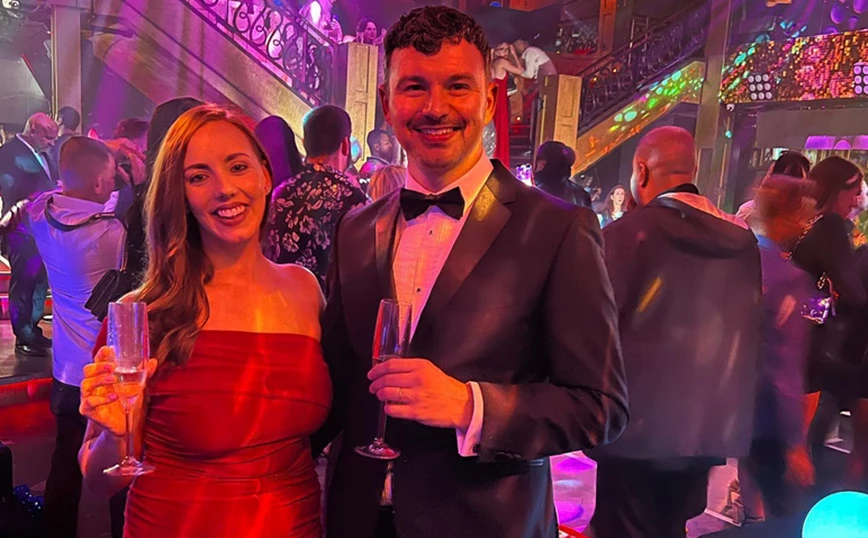 Το κόσμημα – κρυφό σύμβολο των swingers: Ζευγάρι που «άνοιξε» τον γάμο του σε άλλους αποκαλύπτει