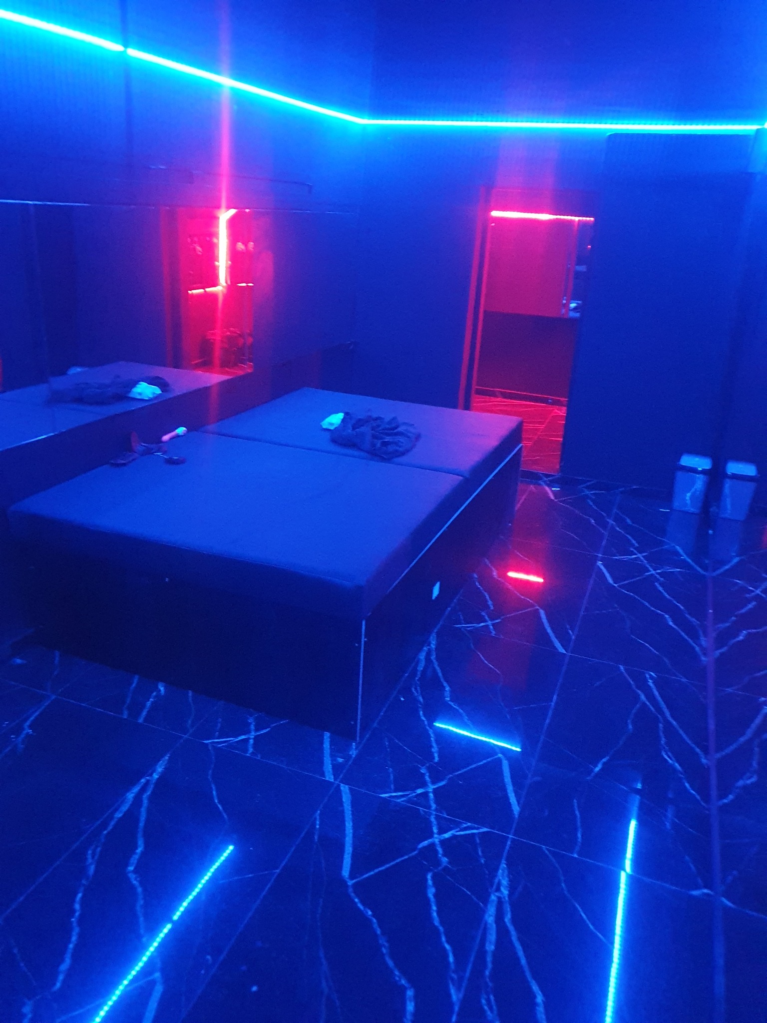 Μια καλή κριτική και ένα αρνητικό σχόλιο για το EROS CLUB / NIKAIA