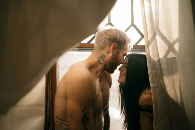 6 καυτές στάσεις στο ντουζ (όσο το νερό τρέχει και γλιστράτε αλλιώς)