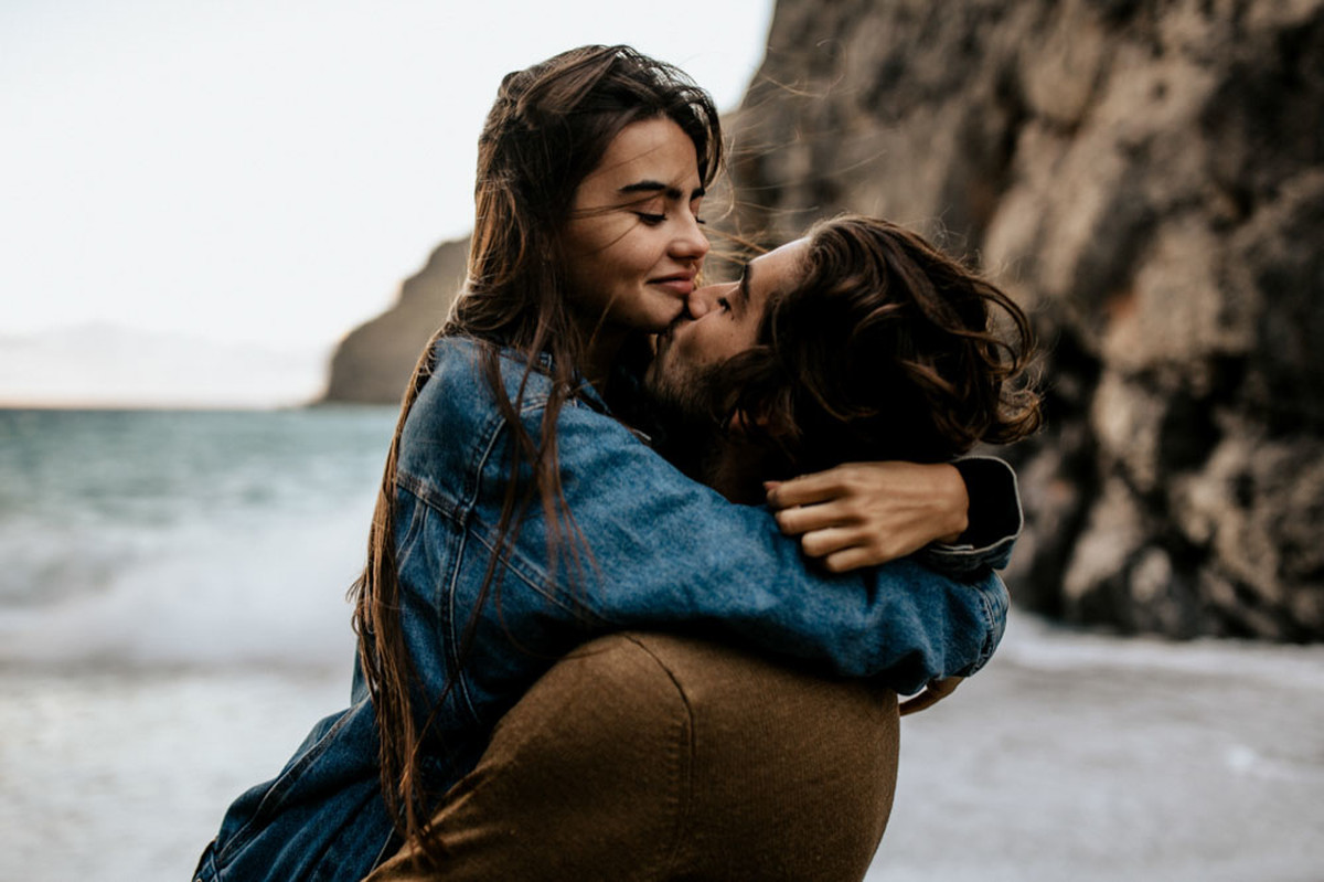 Αυτες ειναι οι αγκαλιες που κανουν καθε κοπελα να λιωνει, οταν την κραταει το αγορι της!