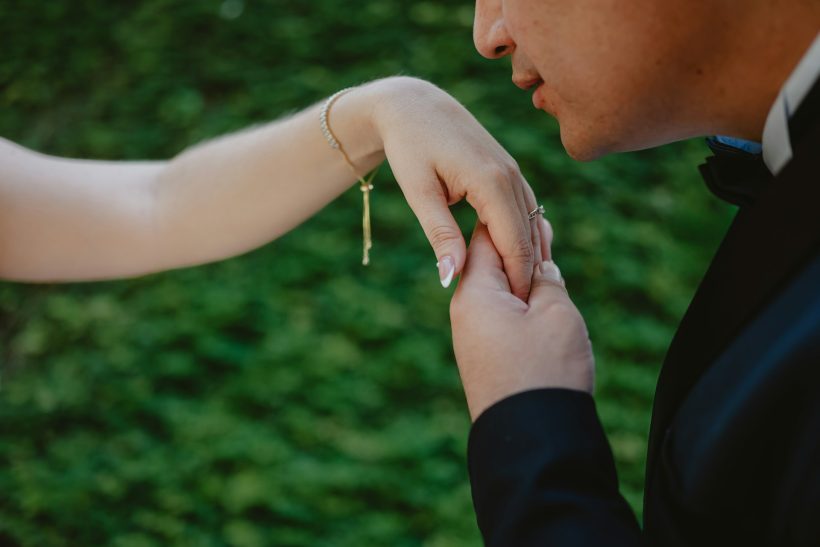 Το χειροφίλημα χωρίς συναίνεση ορίστηκε ως σ#ξουαλική παρενόχληση