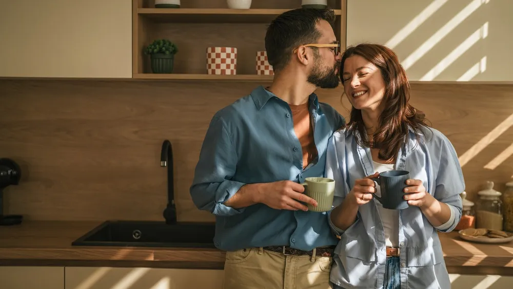 5 καθημερινές πράξεις που ενώνουν το ζευγάρι και κάνουν τη σχέση να αντέξει στον χρόνο